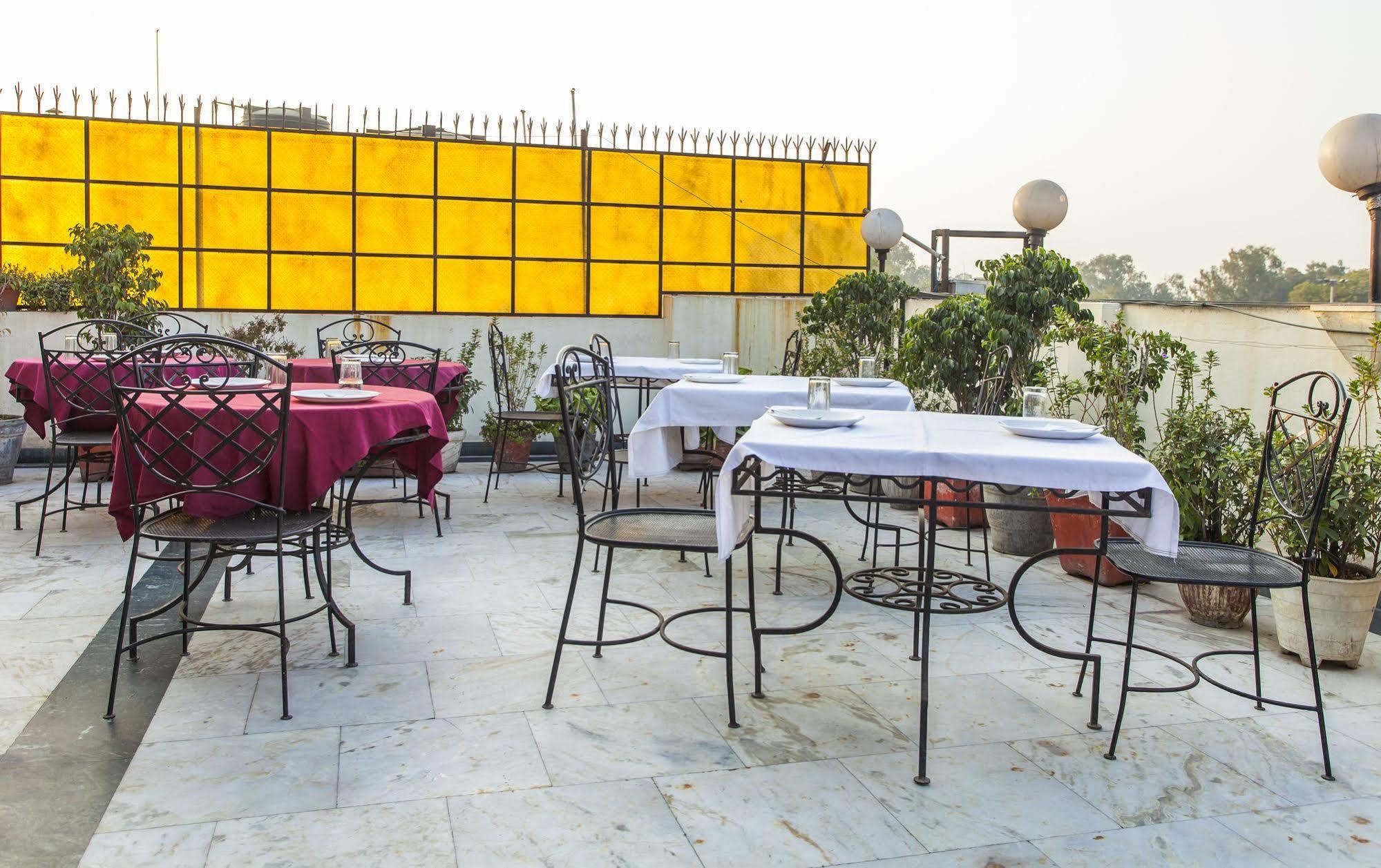 Hotel Sunstar Residency Delhi  Exterior photo