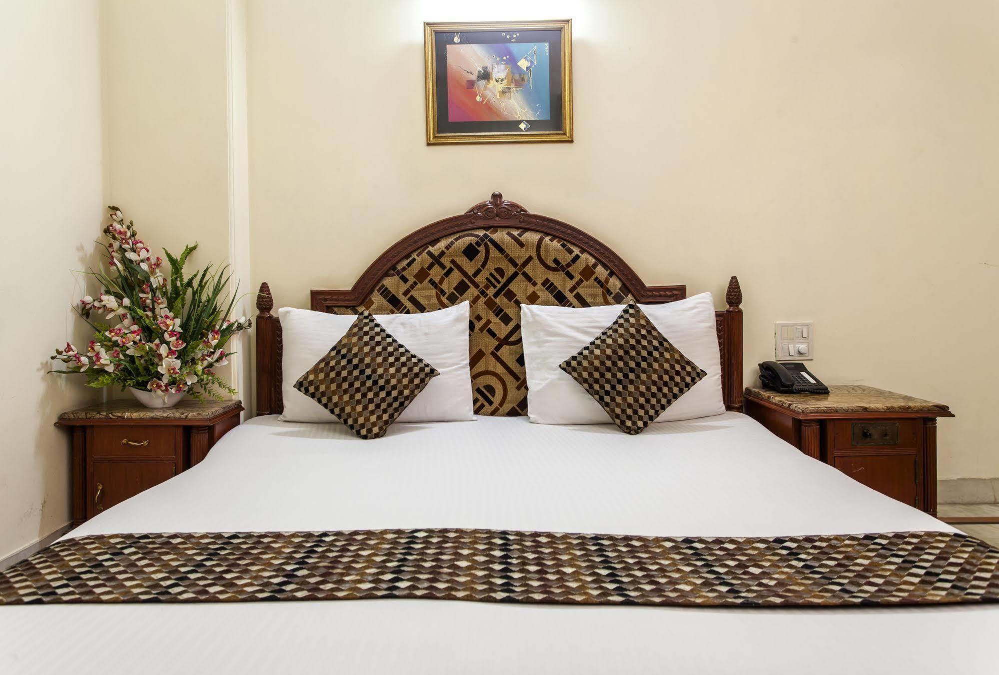 Hotel Sunstar Residency Delhi  Exterior photo